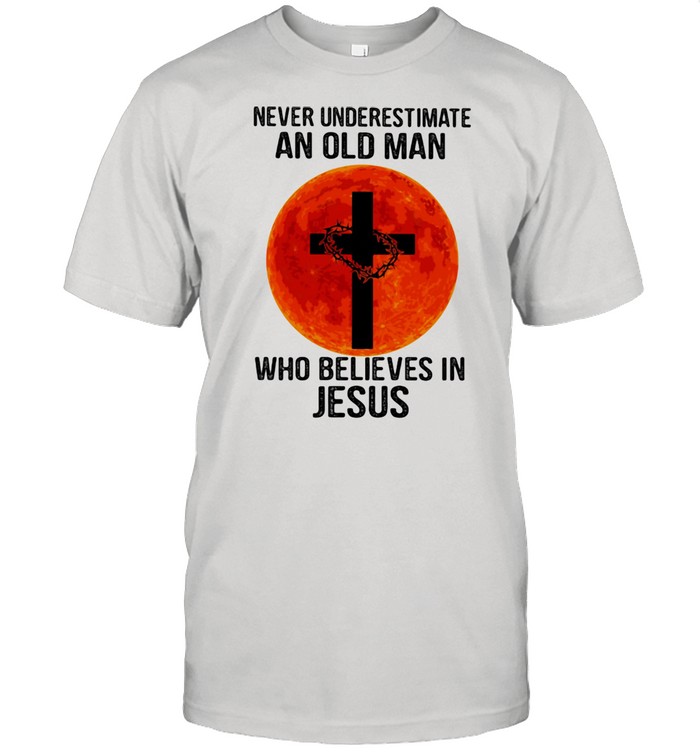 Never Underestimate An Old Man Who Believes In Jesus Blood Moon  Classic Men's T-shirt