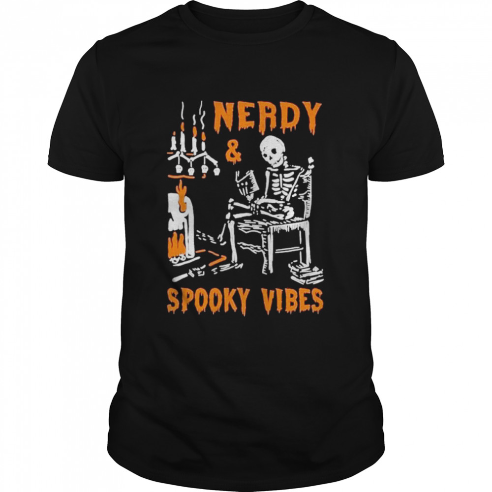 Skeleton Reading Books Nerdy And Spooky Vibes Halloween  Classic Men's T-shirt