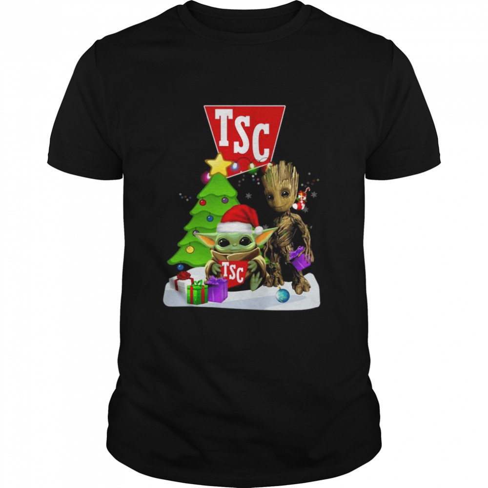 santa Bigfoot and Baby Yoda hug Tractor Supply Snow Christmas Tree shirt Classic Men's T-shirt