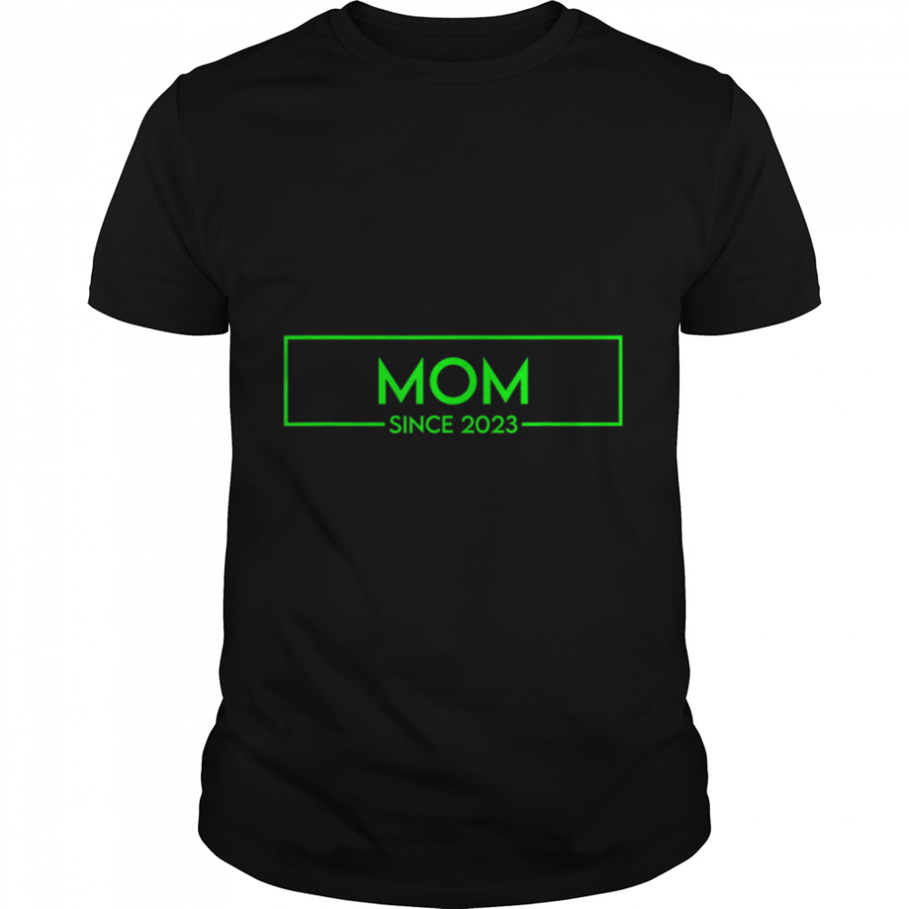 Promoted To Mom Est 2023 T- B0B7F2RC7R Classic Men's T-shirt