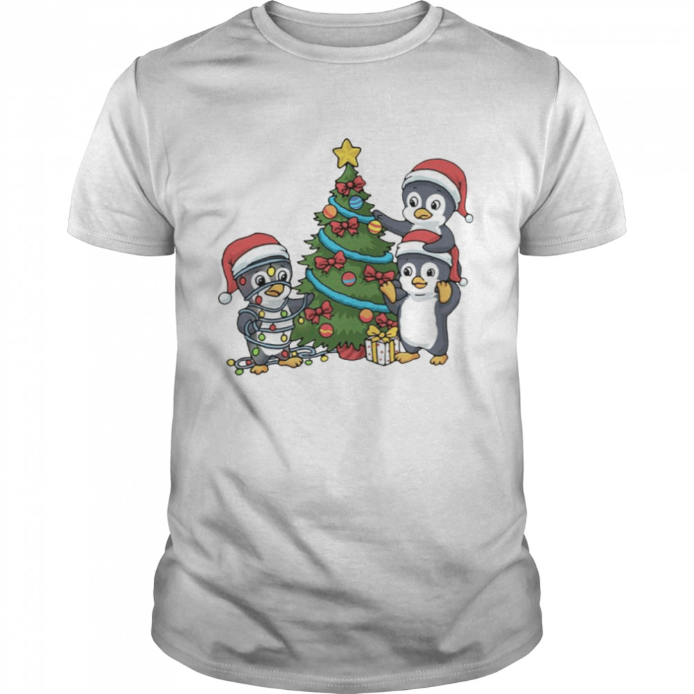 Penguin Decorating Christmas Tree Presents Penguin shirt Classic Men's T-shirt