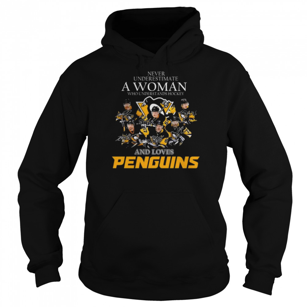 Never underestimate a woman who understands hockey and loves Pittsburgh Penguins signatures 2022 shirt Unisex Hoodie