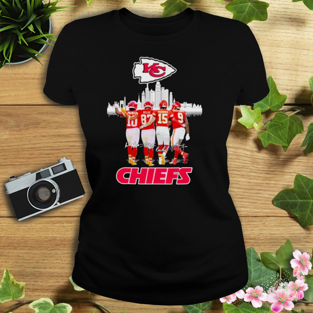 Kansas City Chiefs Skyline Isiah Pacheco Travis Kelce Patrick Mahomes Ii  And Juju Smith-schuster Signatures 2023 T-Shirt - REVER LAVIE