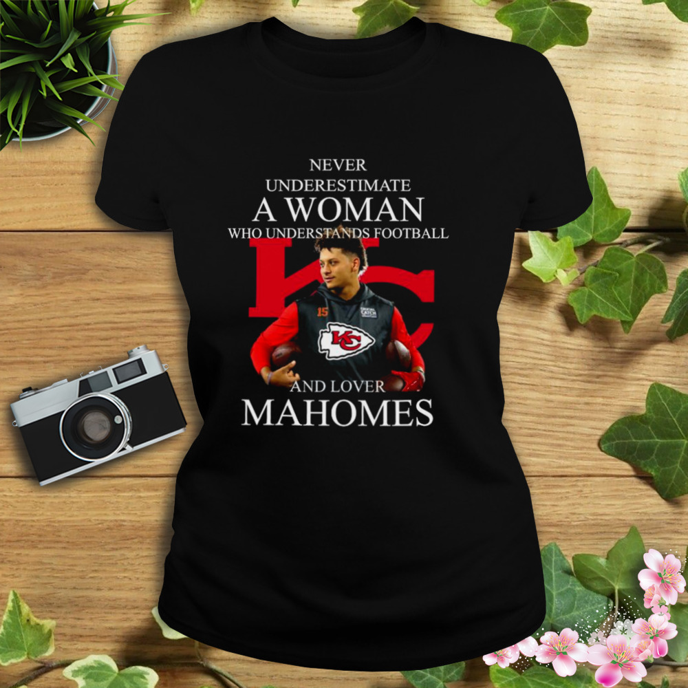 2023 Hot Patrick Mahomes Never Underestimate A Woman Loves Mahomes Chiefs  Shirt - Wow Tshirt Store Online