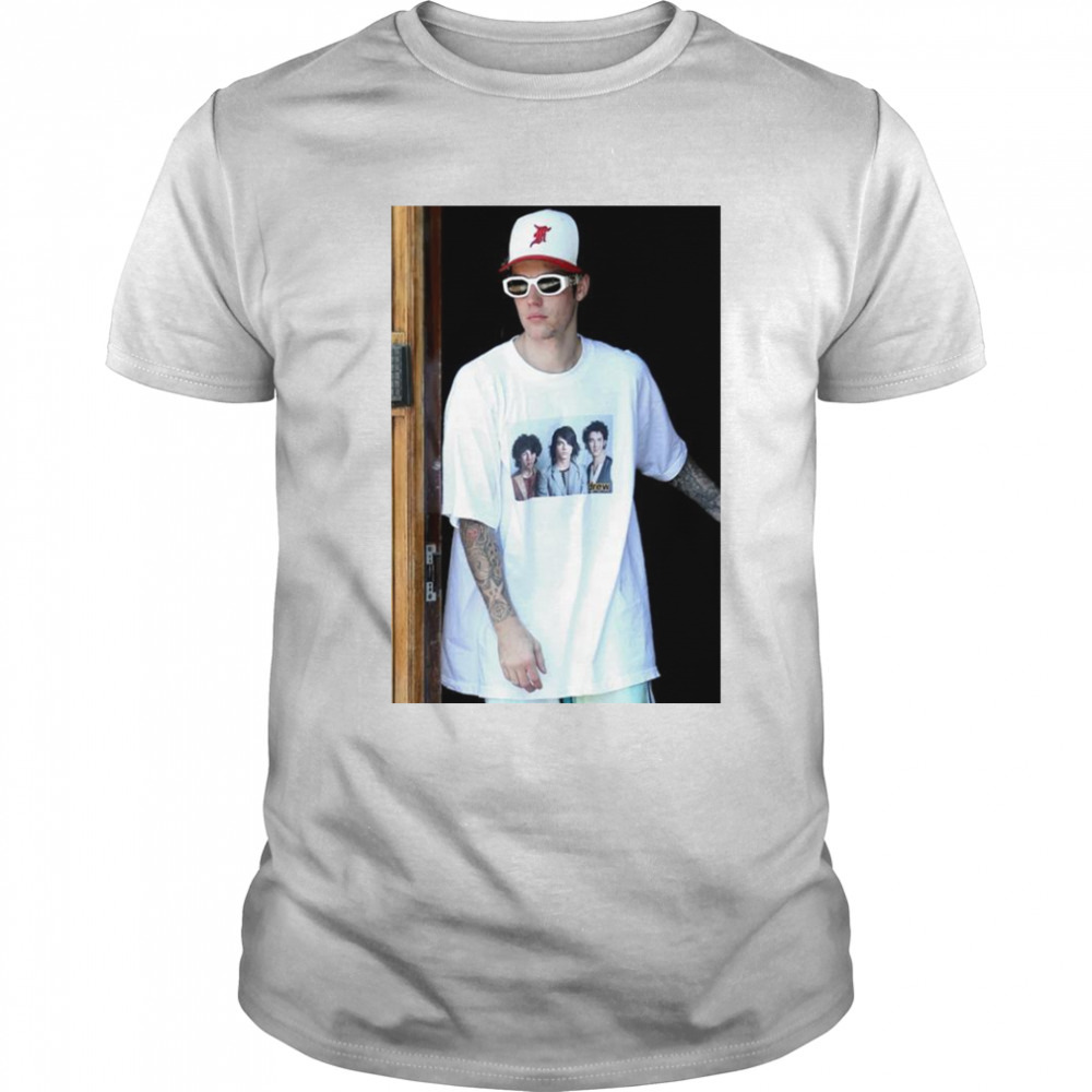 Justin Bieber wearing a Jonas brothers shirt