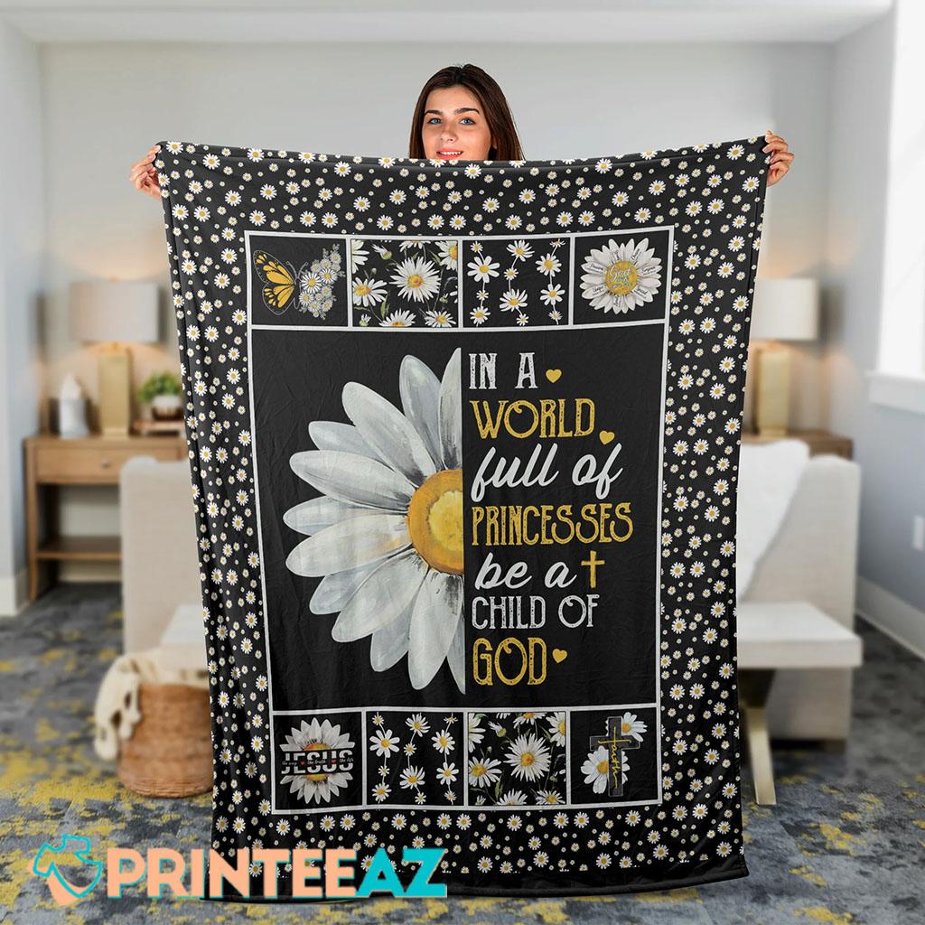 In A World Full Of Princesses Be A Child Of God Daisy Flower Fleece Throw Quilt Blanket With Cross And Yellow Heart - PrinteeAZ