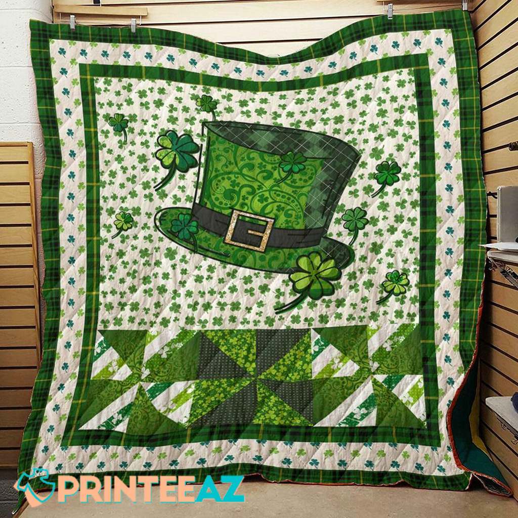 Leprechauns Hat St Patrick_s Day Fleece Throw Quilt Blanket White And Green Buffalo Plaid With Shamrocks - PrinteeAZ