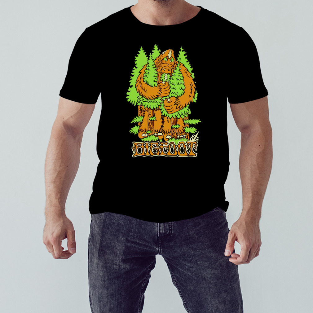 Bigfoot hug tree shirt 1 Unisex tshirt