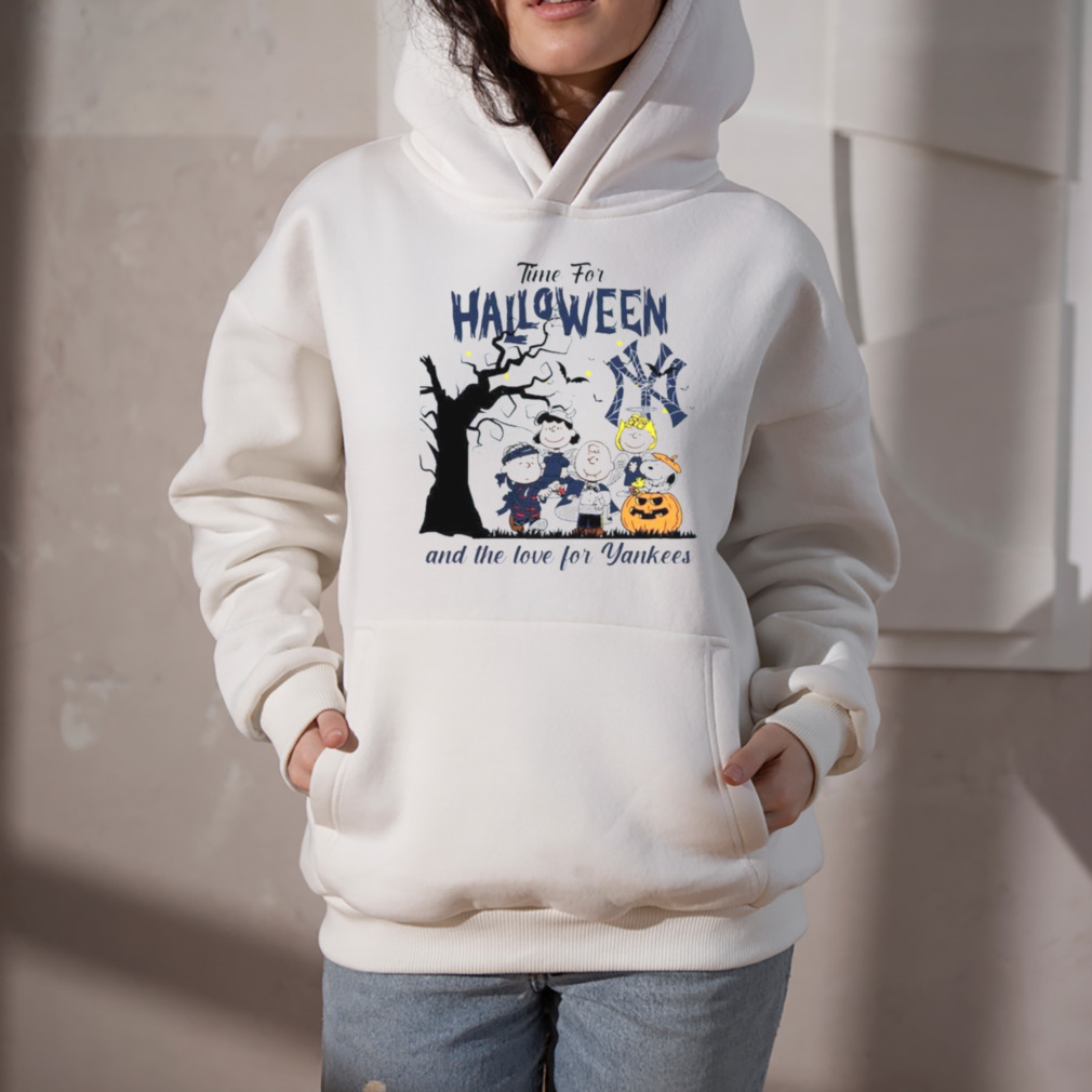 Just A Woman Who Love Snoopy New York Yankees And Halloween Shirt