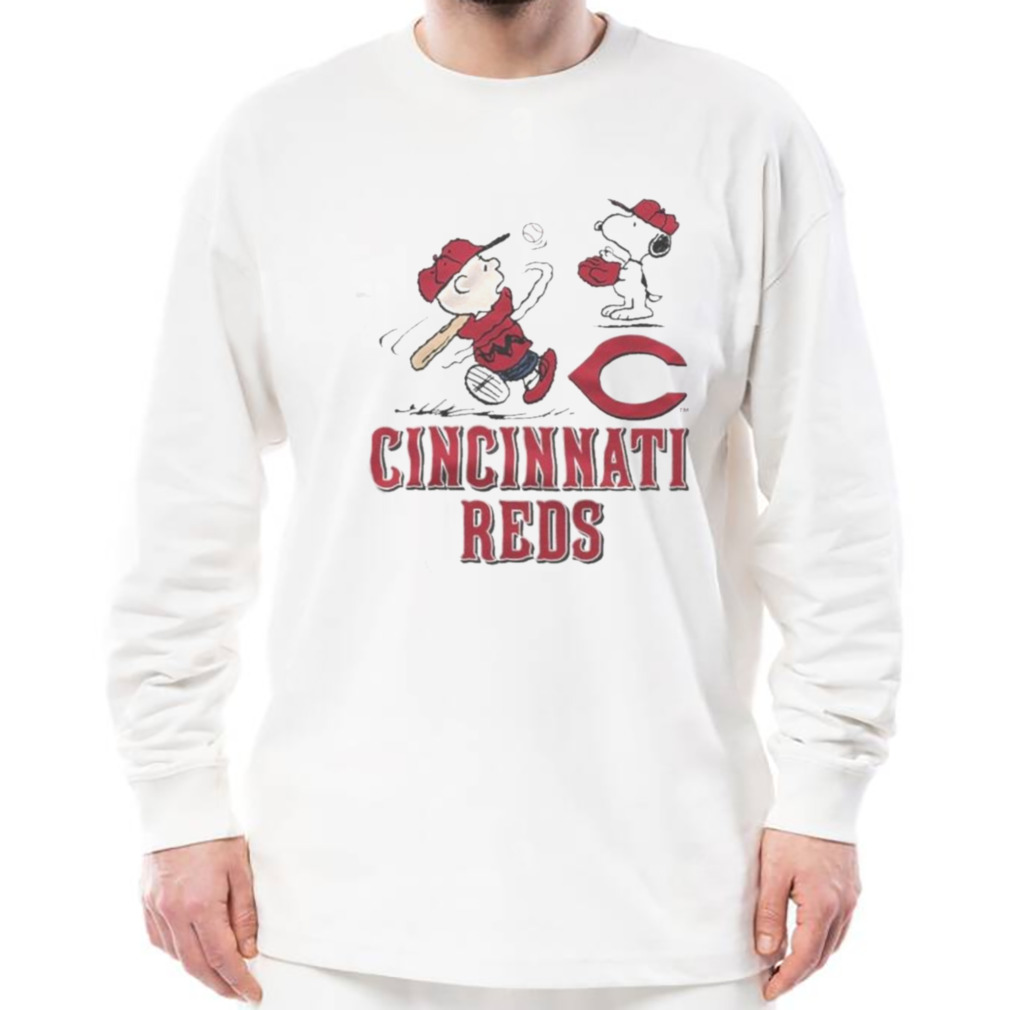 Charlie Brown And Snoopy Playing Baseball Cincinnati Reds Mlb 2023 T-shirt,Sweater,  Hoodie, And Long Sleeved, Ladies, Tank Top