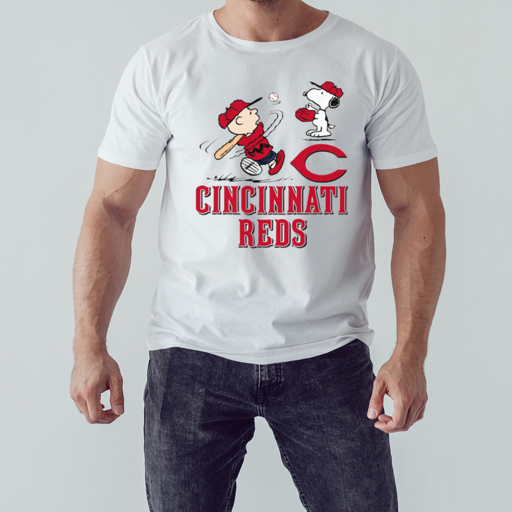 Peanuts Charlie Brown And Snoopy Playing Baseball Cincinnati Reds Shirt -  Peanutstee