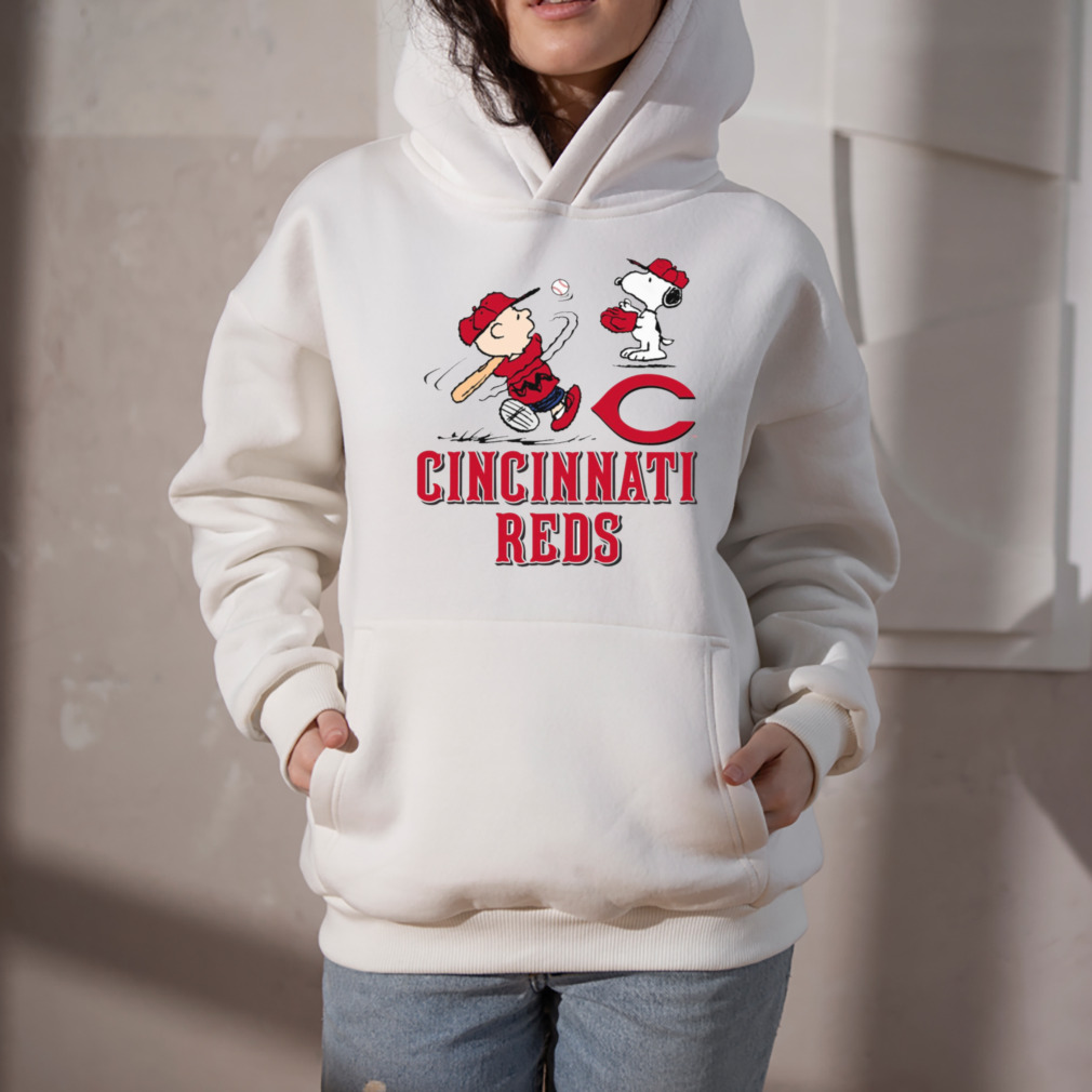 Peanuts Charlie Brown And Snoopy Playing Baseball Cincinnati Reds Shirt -  Peanutstee