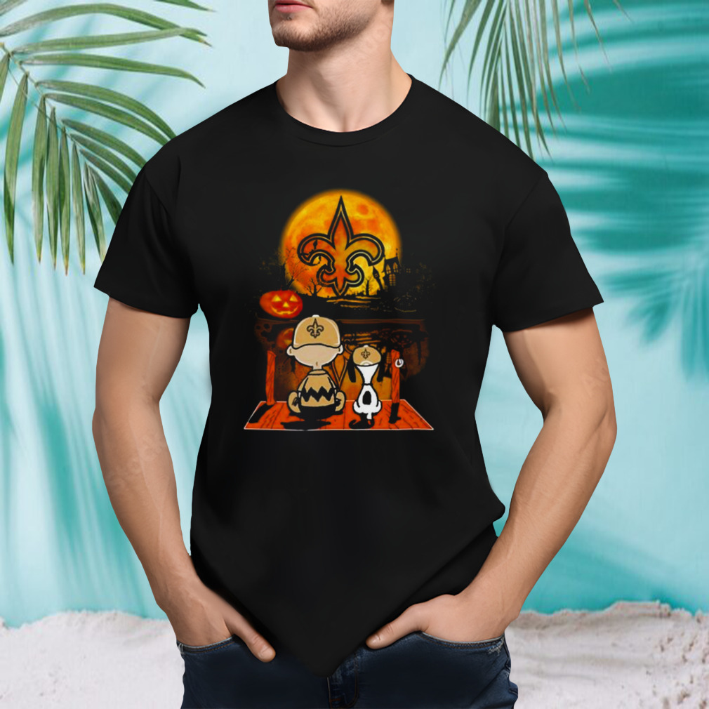 Snoopy And Charlie Brown New Orleans Saints Sitting Under Moon Halloween 2023 T-shirt
