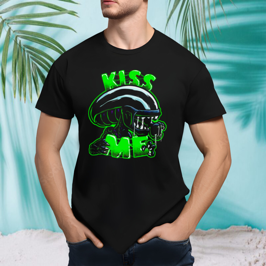 Xenomorph wants a kiss shirt